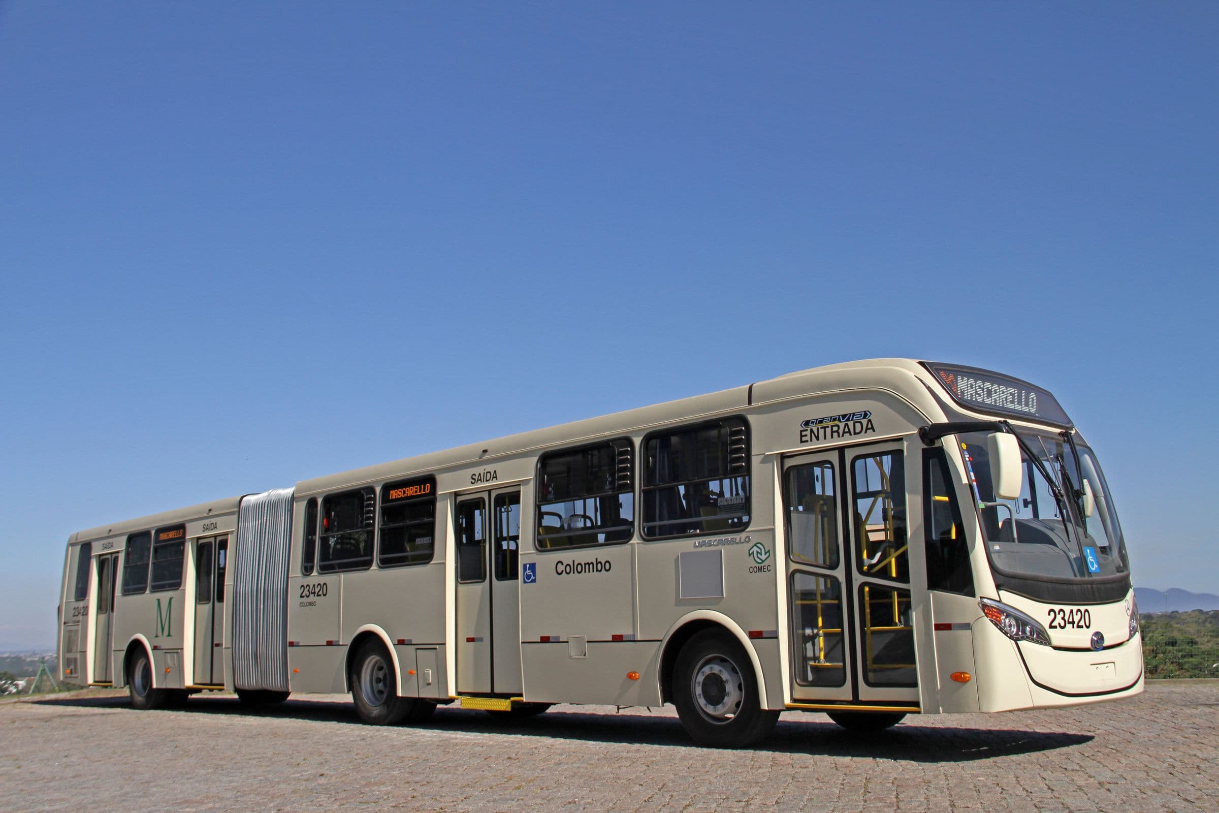 Ônibus articulado visto de lado, com as portas abertas