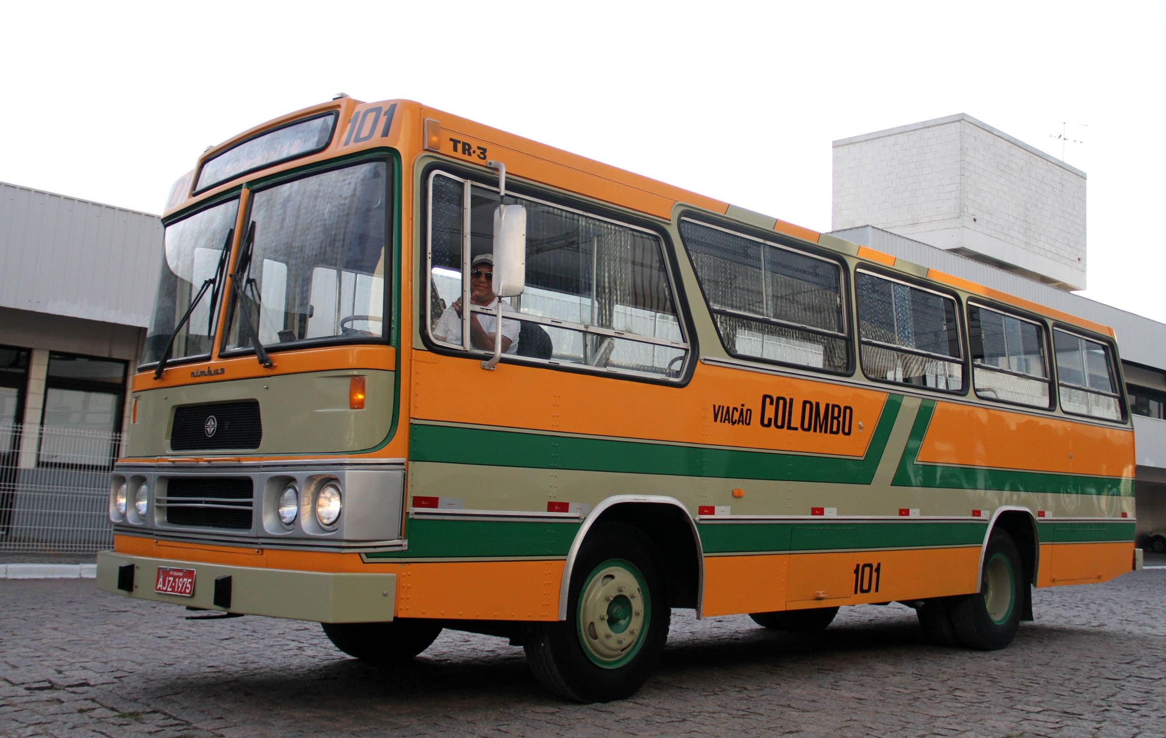 Ônibus clássico 101 da Viação Colombo visto de lado