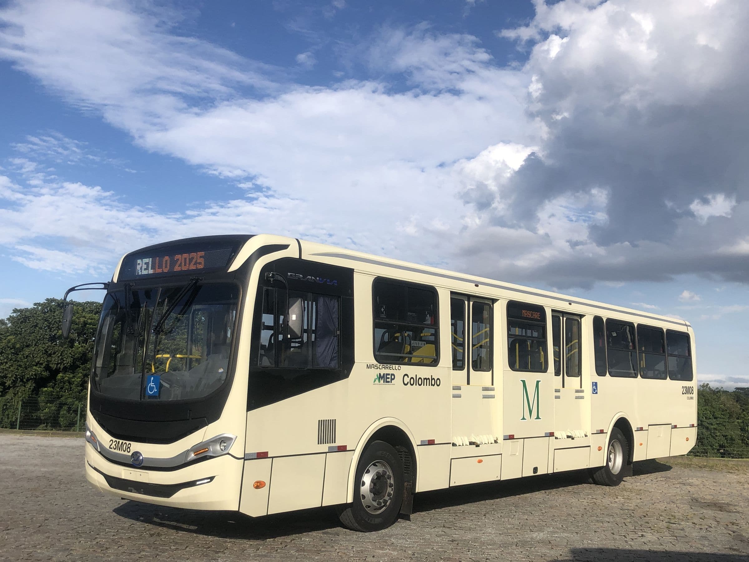 Ônibus metropolitano com o M da rede metropolitana na lateral