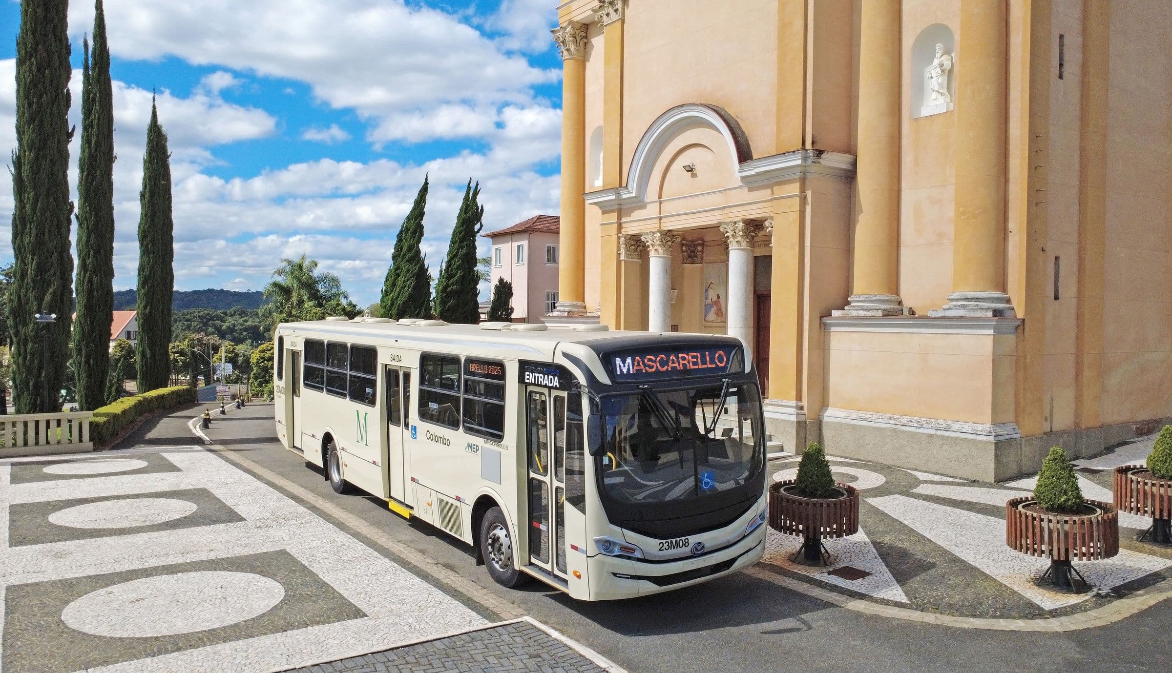 Ônibus metropolitano em frente à Igreja Matriz de Colombo, visto de cima