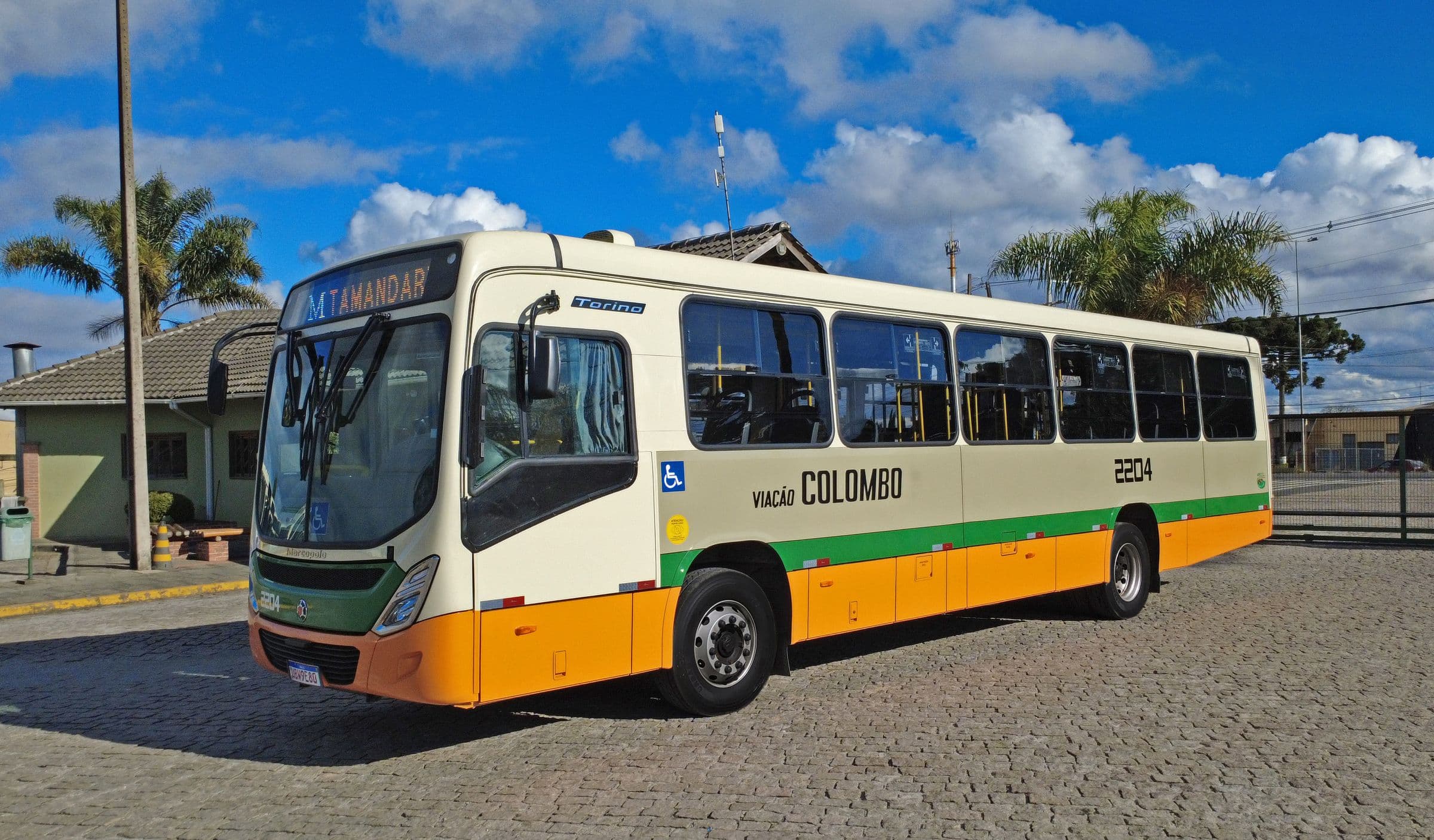 Ônibus 2204 da Viação Colombo numa rua de paralelepípedos
