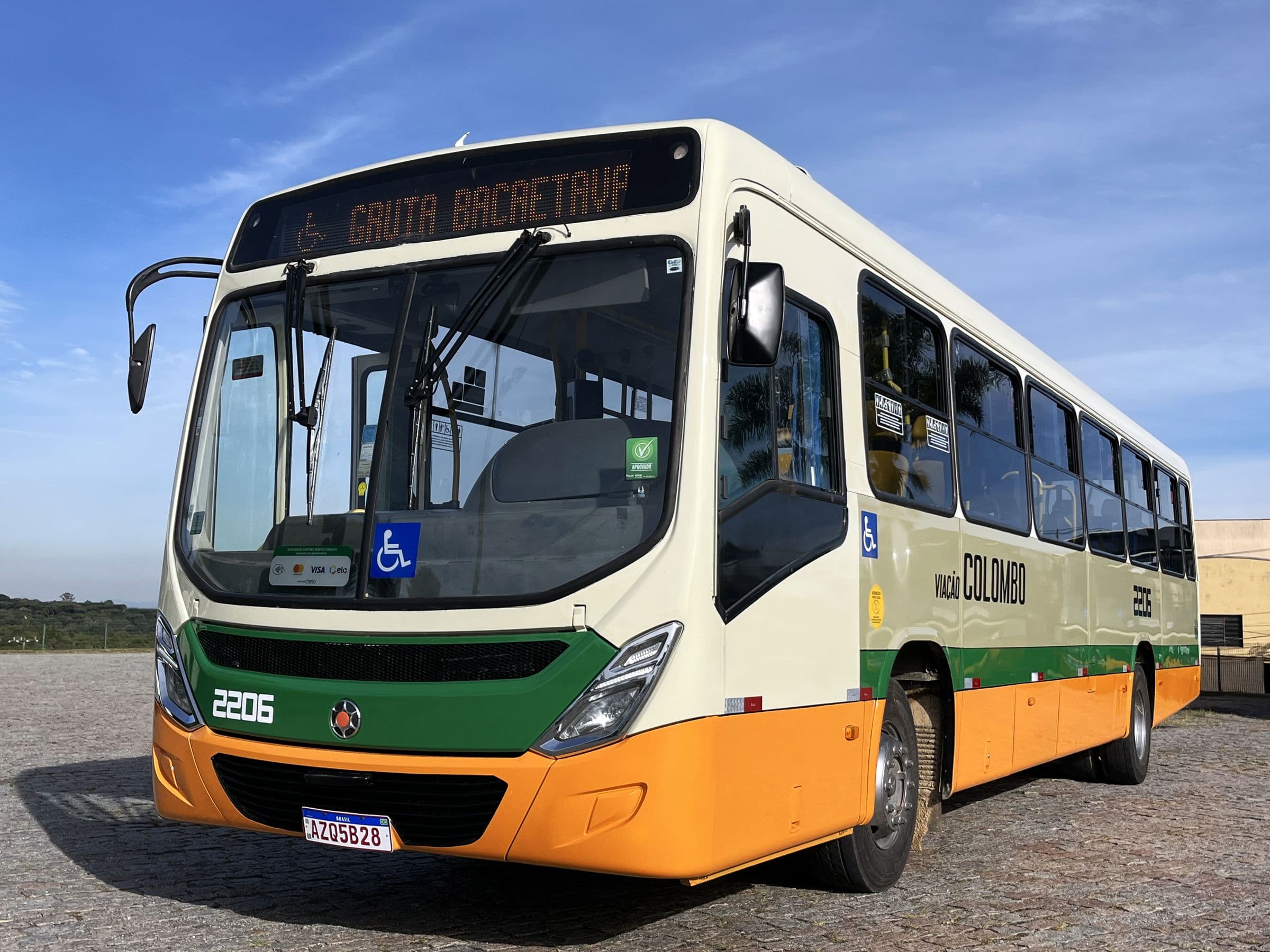 Ônibus 2206 da Viação Colombo, com símbolo de acessibilidade no para-brisa