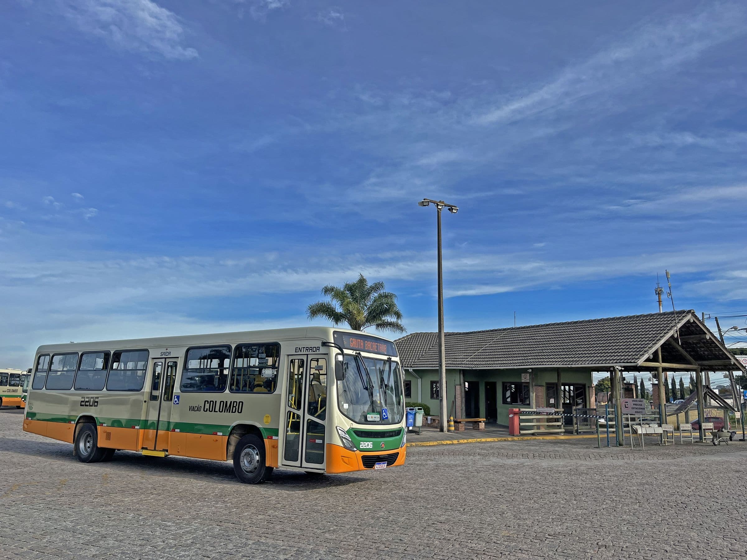 Ônibus da Viação Colombo no pátio