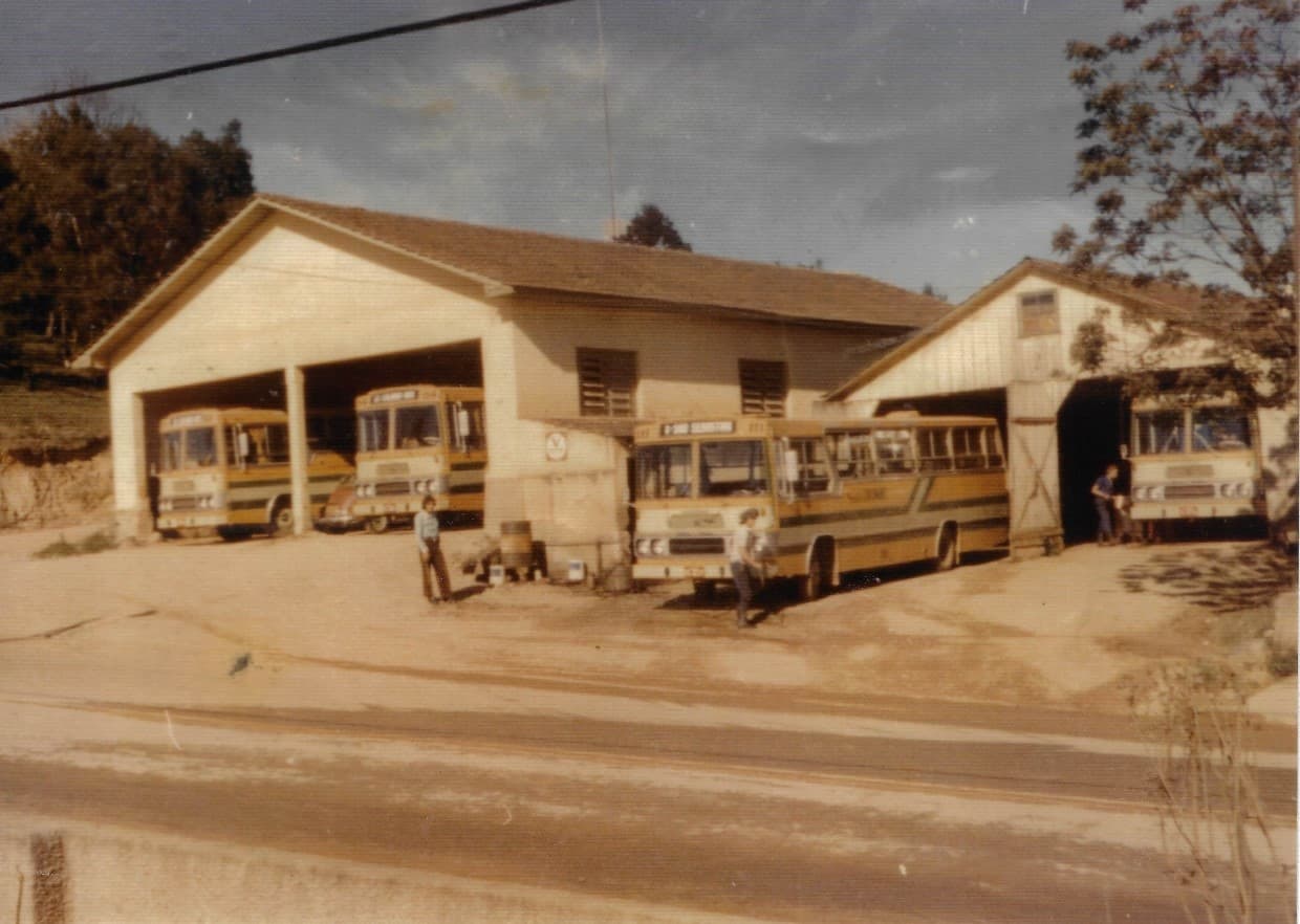 Garagem da Viação Colombo no centro de Colombo, com os primeiros ônibus da frota
