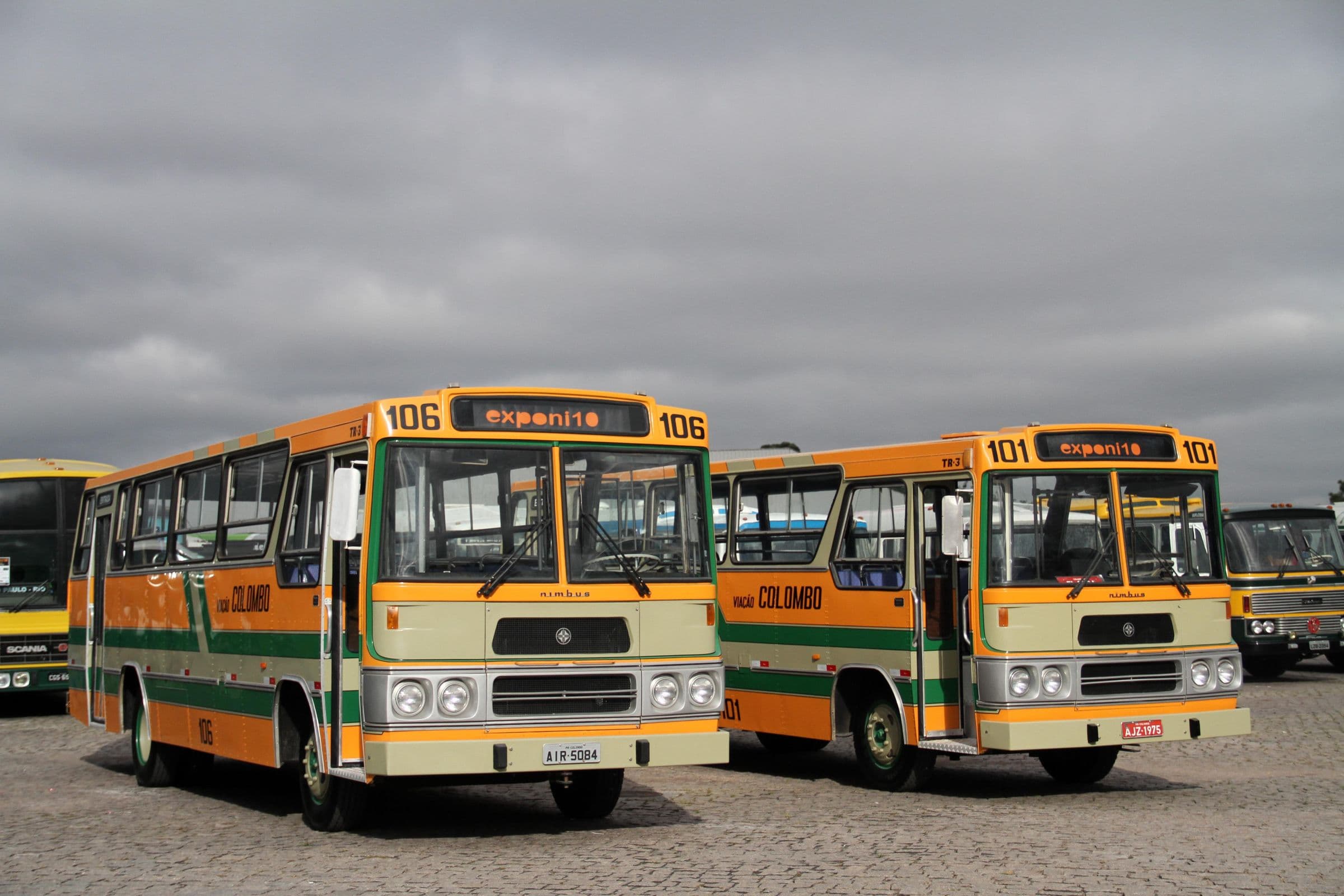 Os ônibus clássicos 106 e 101 da Viação Colombo lado a lado no pátio