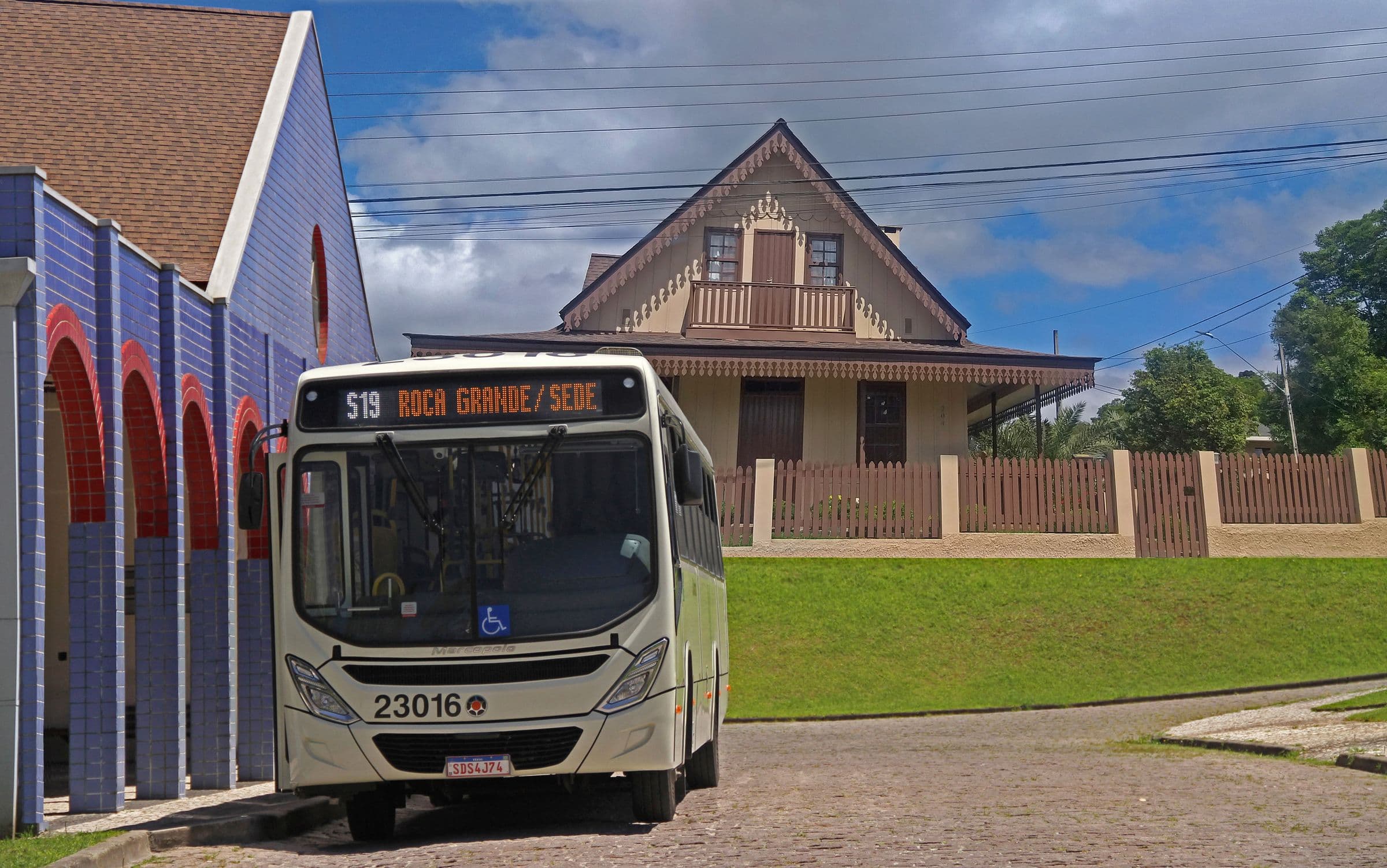 Ônibus metropolitano com o letreiro Roça Grande / Sede