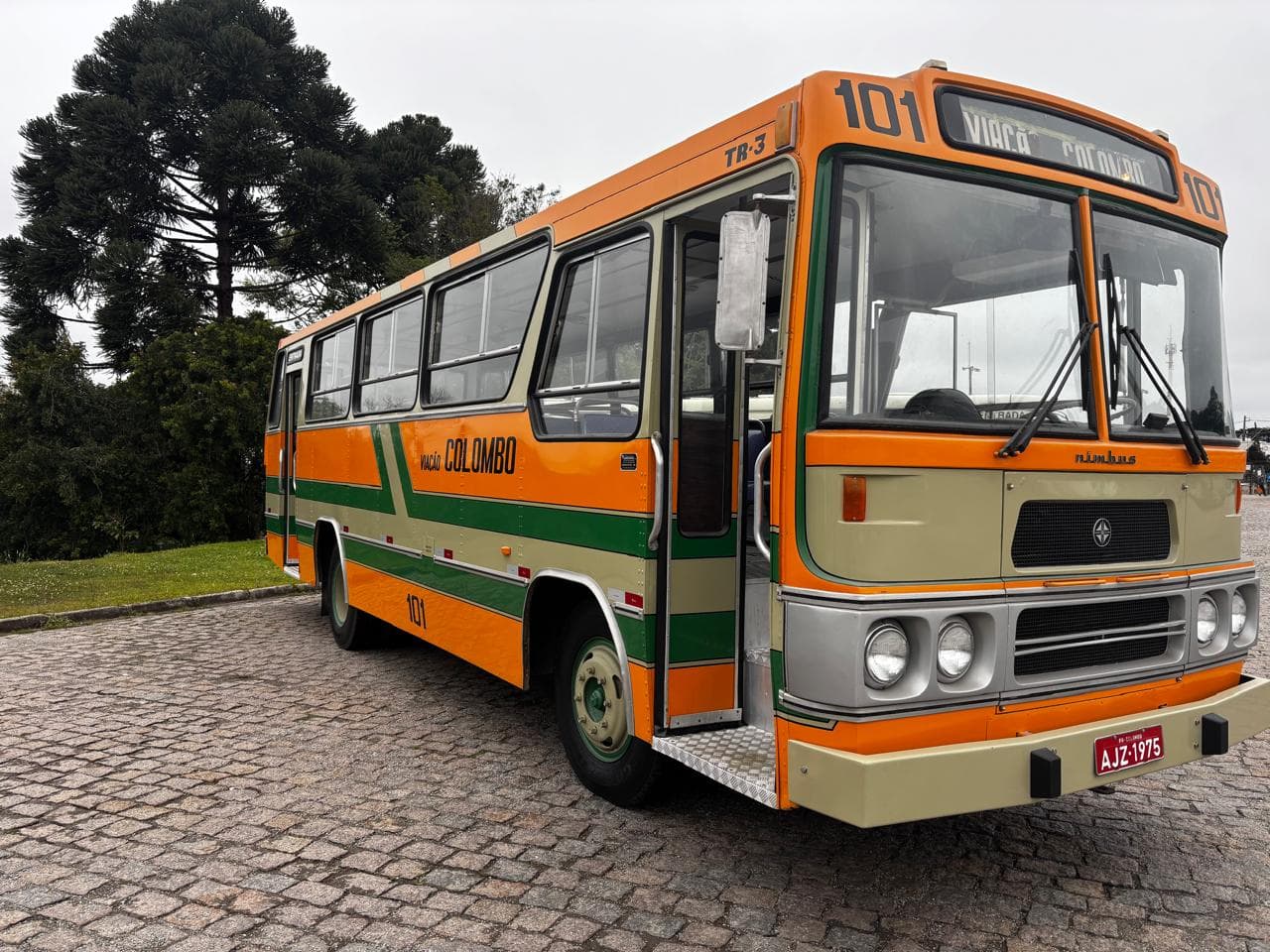 Ônibus 101 da Viação Colombo, com placa AJZ-1975